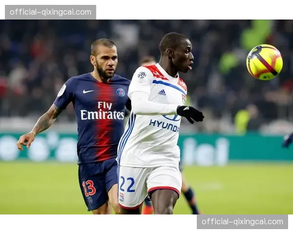 巴黎举办“足球与时尚”特展，展出多件经典法甲球衣