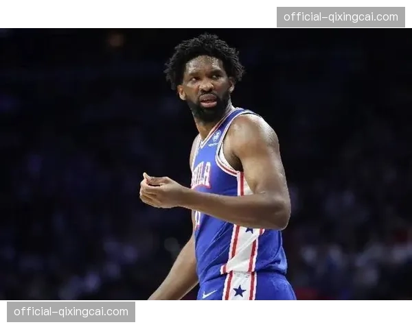 镜头回放：贾伦·杰克逊精准预判，完成对恩比德的高位抢断并发动快攻。