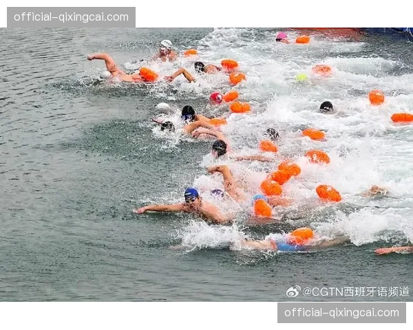 公开水域游泳世界杯首站，荷兰选手范·鲁文达尔在10公里角逐中后来居上夺冠