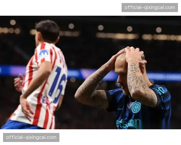 终场哨响，巴黎球员低头离场，六连胜势头遭终结